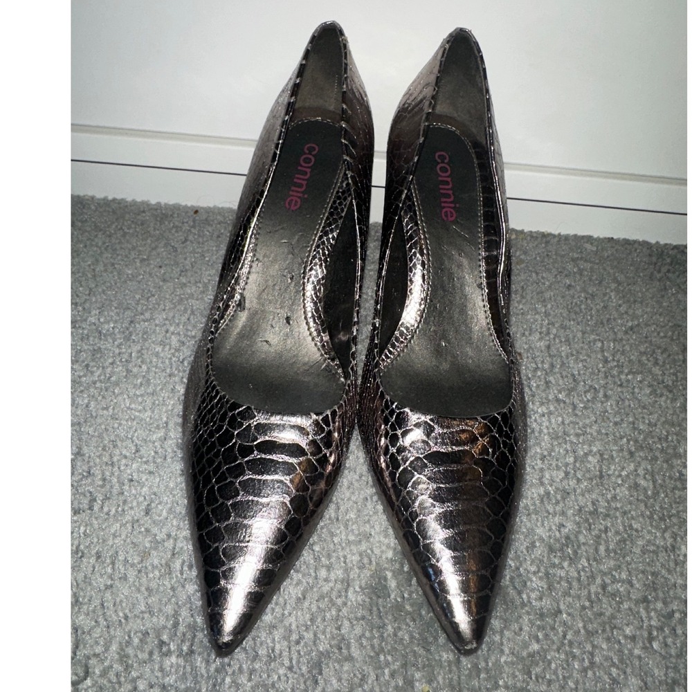 Connie Womens Metallic Pewter Snakeskin Embossed Pointed Toe Stiletto Pumps Heel